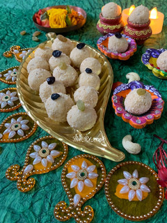 A picture of Rava coconut laddoo.