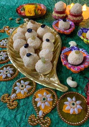 A picture of Rava coconut laddoo.