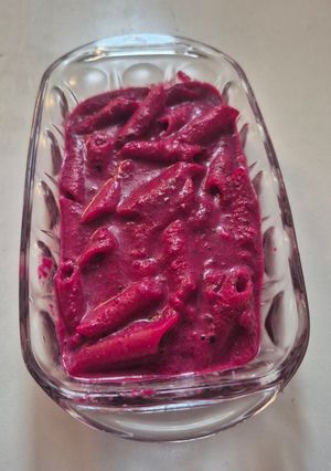 Una foto de Pasta con salsa de remolacha