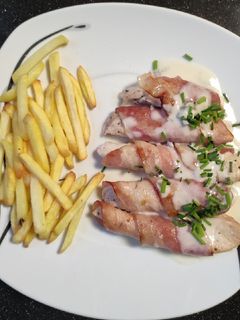 Una foto de Palitos de pollo con bacon y salsa gorgonzola