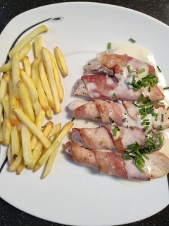 Una foto de Palitos de pollo con bacon y salsa gorgonzola