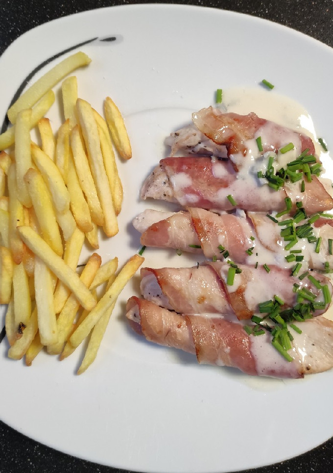Una foto de Palitos de pollo con bacon y salsa gorgonzola