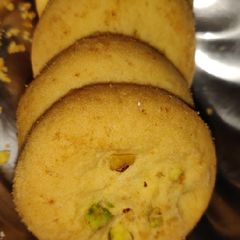 A picture of Eggless pistachio cookies without oven.