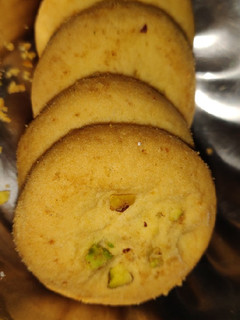 A picture of Eggless pistachio cookies without oven.