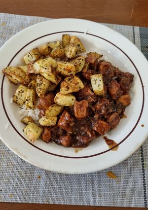 Una foto de Pollo con salsa de soja, arroz y papa