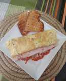 Tortilla sándwich de tomate, queso y pavo