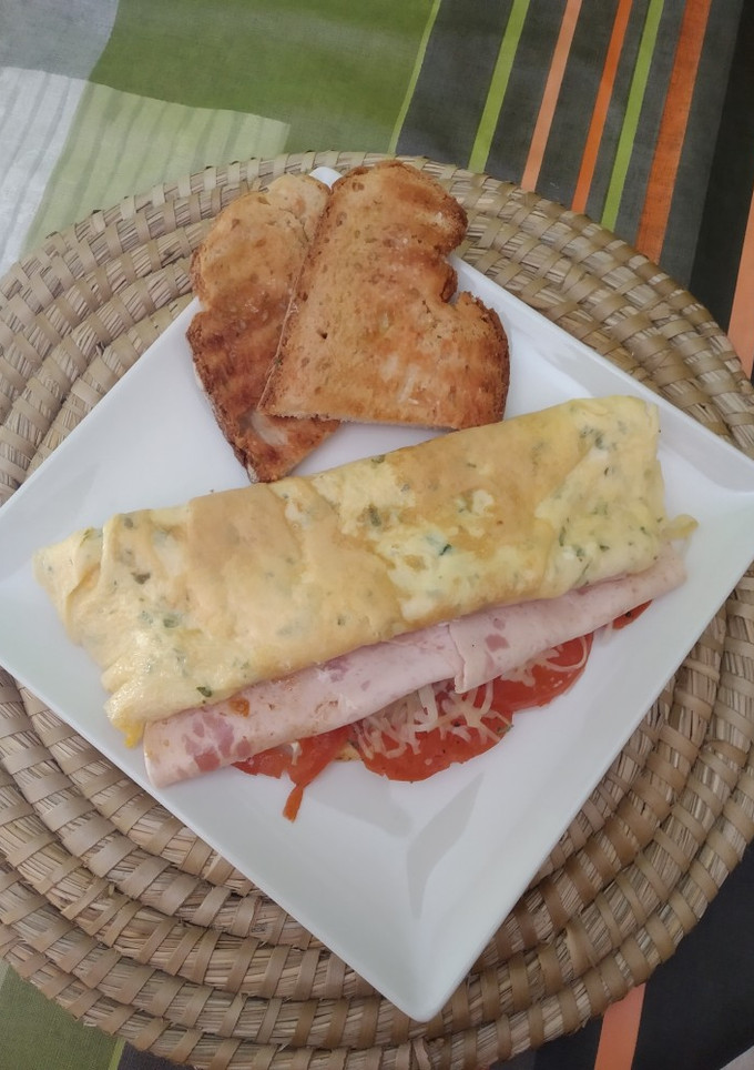 Una foto de Tortilla sándwich de tomate, queso y pavo