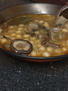 Una foto de Sopa de setas y garbanzos