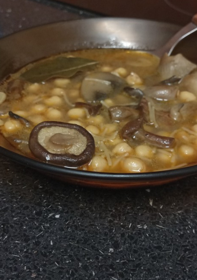Una foto de Sopa de setas y garbanzos