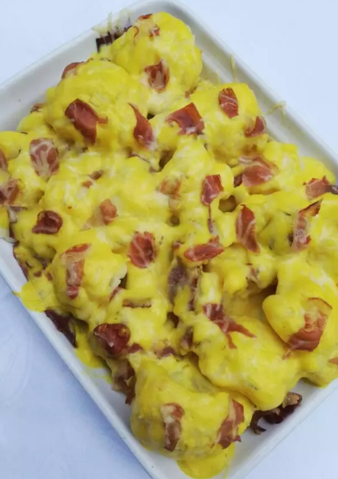 Una foto de Coliflor al horno con cúrcuma y bacon