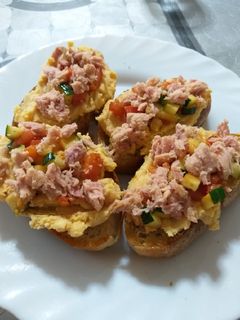 Una foto de Tostas de hummus con verduritas y atún