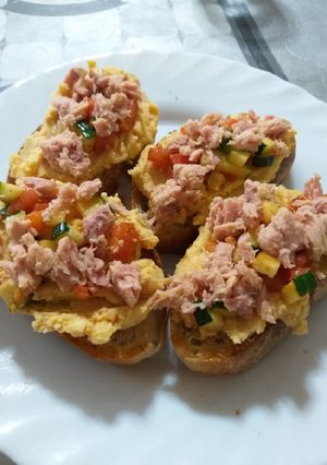 Una foto de Tostas de hummus con verduritas y atún