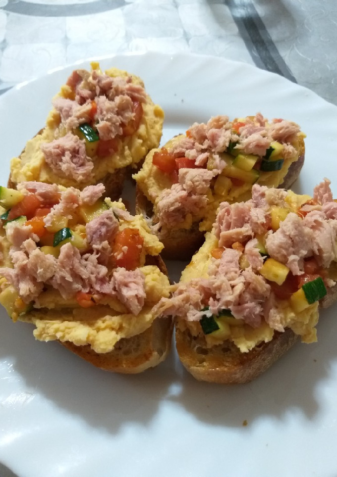Una foto de Tostas de hummus con verduritas y atún