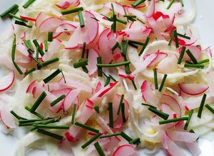 Foto di Insalata di Finocchi con Ravanelli Erba Cipollina e Pepe Rosa