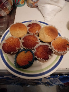 Una foto de Cupcake de vainilla y de corados con crema pastelera