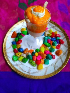 मँगो-बनाना हेल्दी लस्सी (mango banana lassi recipe in marathi) रेसिपी चे मुख्य फोटो