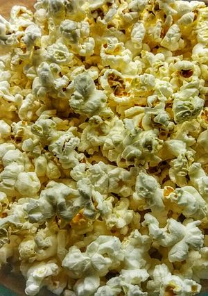 Una foto de Pop o palomitas de Maíz 🌽 en el microondas sin ensuciar nada!!