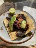 Tostadas con frijoles negros fritos en manteca de Puerco 🐷