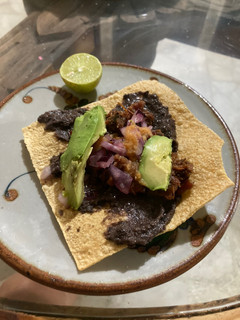 Una foto de Tostadas con frijoles negros fritos en manteca de Puerco 🐷