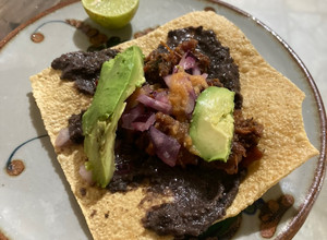 Una foto de Tostadas con frijoles negros fritos en manteca de Puerco 🐷