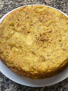 Una foto de Tortilla de patata cebolla y calabacín