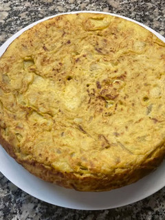 Una foto de Tortilla de patata cebolla y calabacín