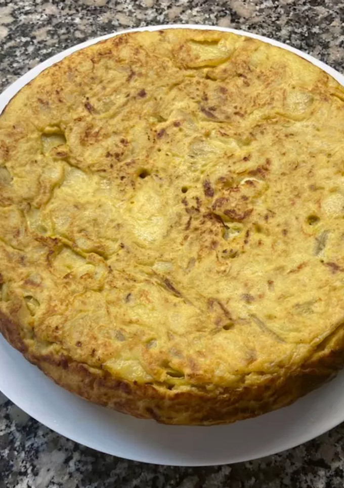 Una foto de Tortilla de patata cebolla y calabacín