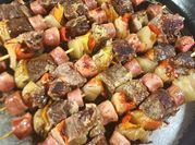 Una foto de brochetas de fiambre