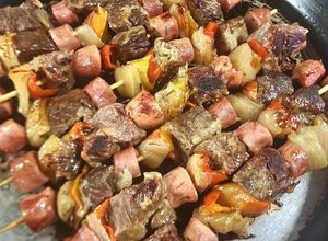 Una foto de Brochetas tiernas de roast beef con morrón, cebolla y salchicha. Diferentes 🙃
