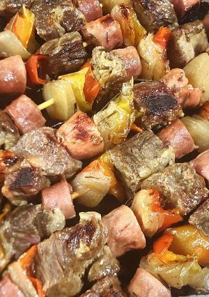 Una foto de Brochetas tiernas de roast beef con morrón, cebolla y salchicha. Diferentes 🙃
