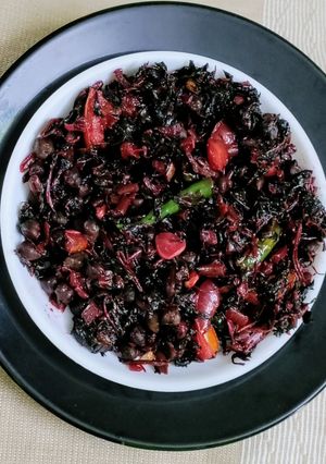 A picture of Amaranth and Hara cholia Curry.