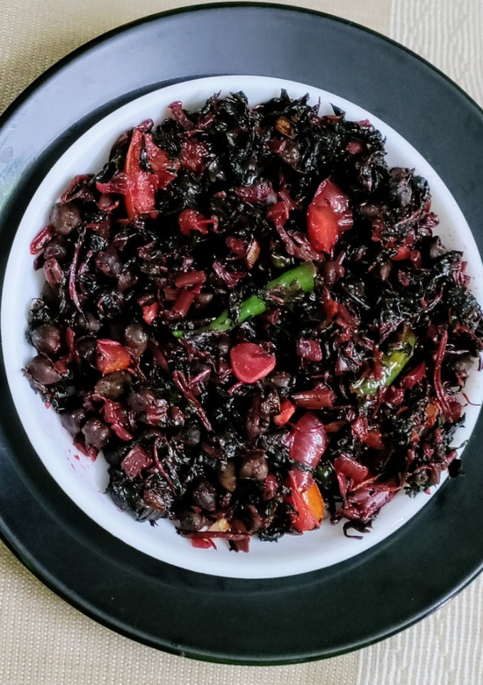 A picture of Amaranth and Hara cholia Curry.