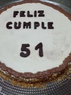 Una foto de Tarta de cumple. Bizcocho de chocolate cubierto de nata. Thermomix