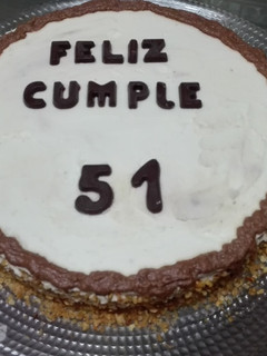 Una foto de Tarta de cumple. Bizcocho de chocolate cubierto de nata. Thermomix