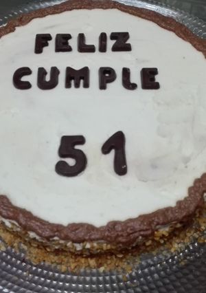 Foto principal de Tarta de cumple. Bizcocho de chocolate cubierto de nata. Thermomix