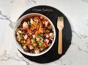 Una foto di insalata di riso basmati