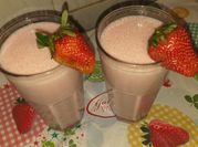 Una foto de yogurt de frutilla batido