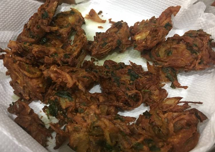 Steps to Make Any-night-of-the-week Onion bhajji