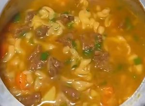 Foto de Sopa com carne e legumes