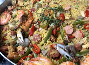 Una foto de Paella Mixta mar y tierra