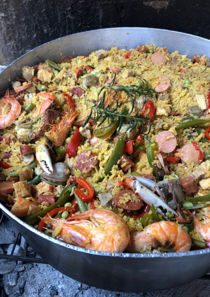 Una foto de Paella Mixta mar y tierra