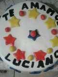 Torta cubierta de fondant rellena con manjar/crema