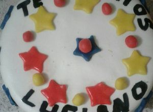 Una foto de Torta cubierta de fondant rellena con manjar/crema