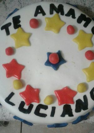 Una foto de Torta cubierta de fondant rellena con manjar/crema