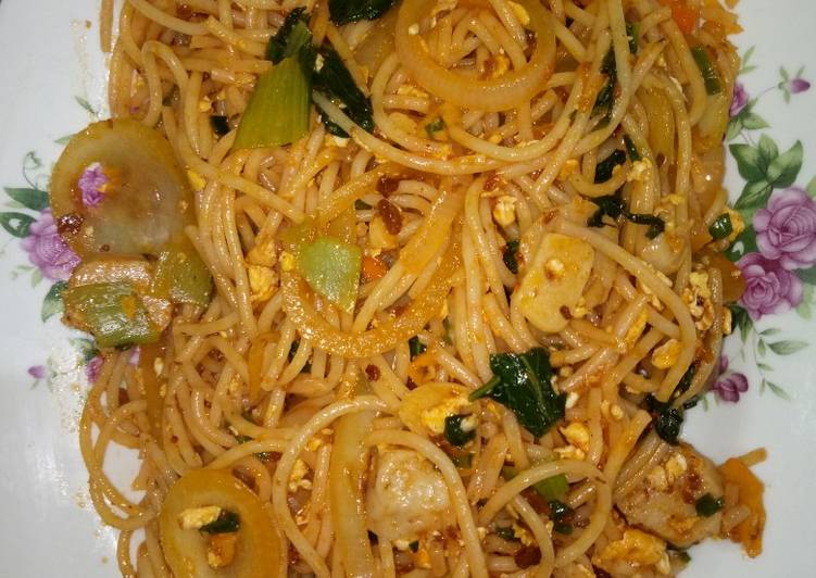 dari awal hingga akhir Menyiapkan Spaghetti Goreng yang Menggugah Selera