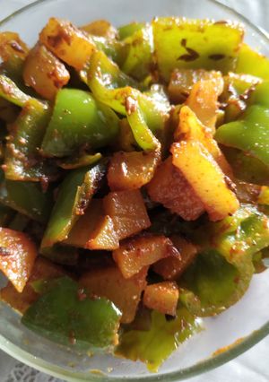 शिमला मिर्च और आलू की सब्जी (Shimla mIrch aur aloo ki sabzi recipe in hindi) रेसिपी मुख्य फोटो
