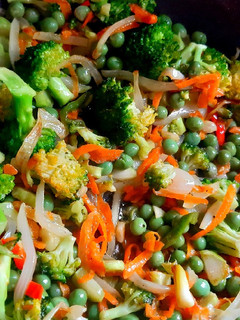 Una foto de Vegetales Salteados, Ricos y Saludables para acompañar