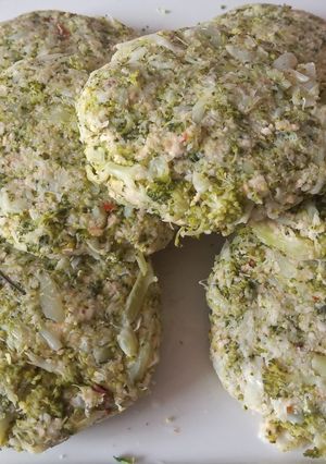 Una foto de Hamburguesas de Brócoli 🥦 rellenas de queso 🧀