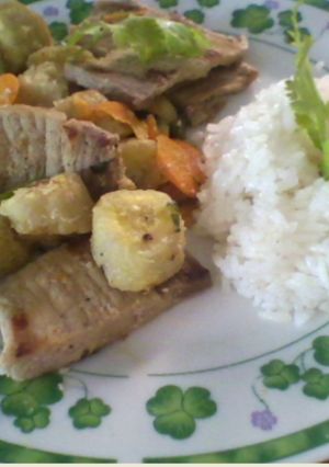 Una foto de Pernil en guiso de Plátano
