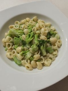Una foto de Macarrones con brócoli y queso azul